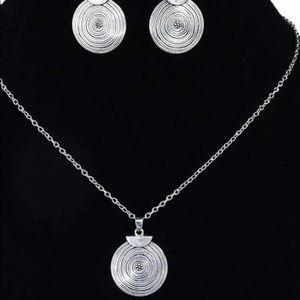 Silver Swirled medallion necklace set